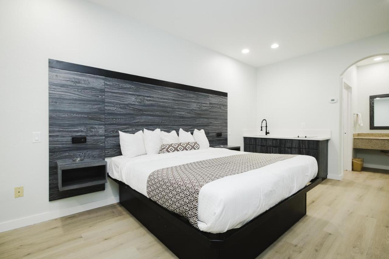 Sapphire Inn & Suites Deer Park Ngoại thất bức ảnh